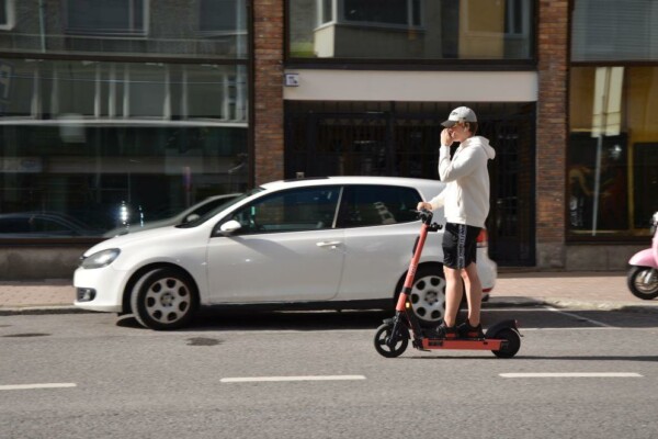 pojke åker elsparkcykel