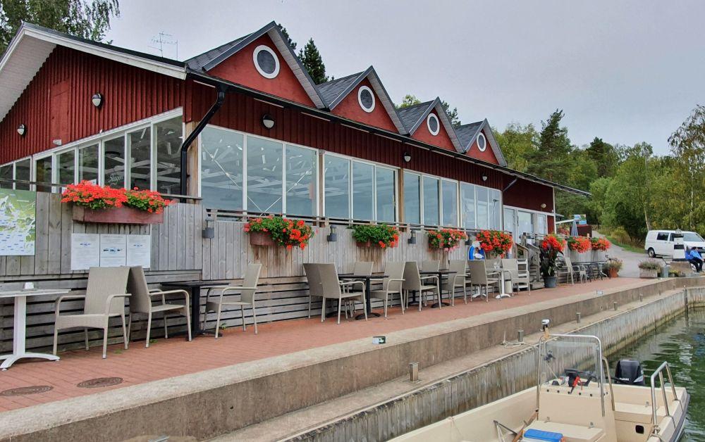 röd uteserveringsrestaurang vid en hamn, Grillcafé Skagen​