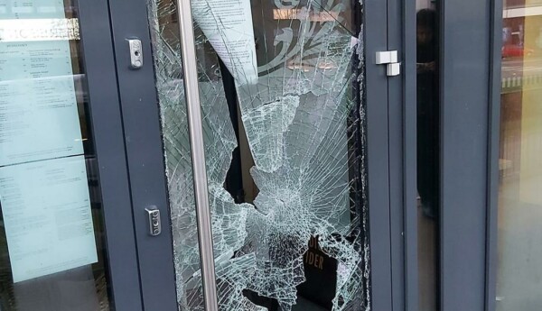 trasigt glas på dörr till frisörsalong