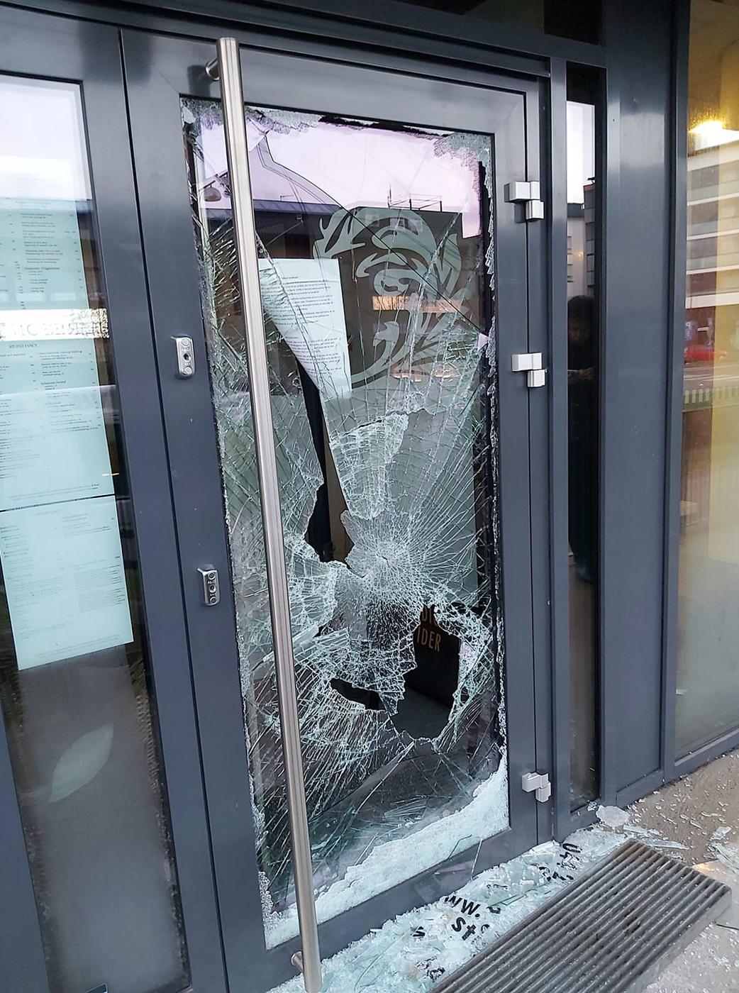 trasigt glas på dörr till frisörsalong