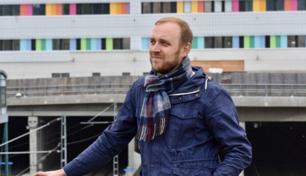 Man står framför sjukhus