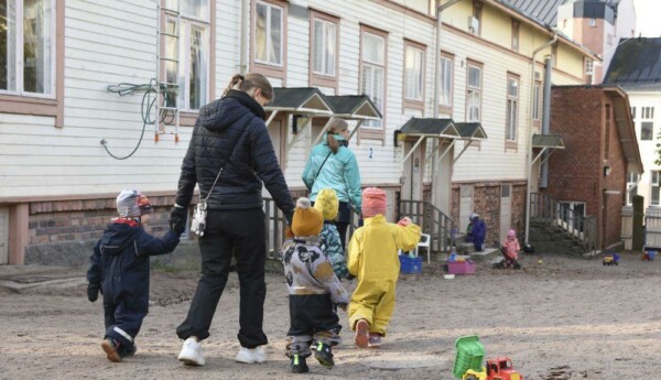 Vuxna med barn på en dagisgård.