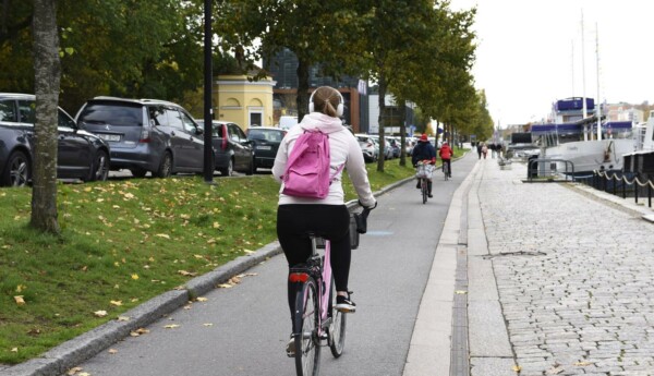 cyklist på cykelväg