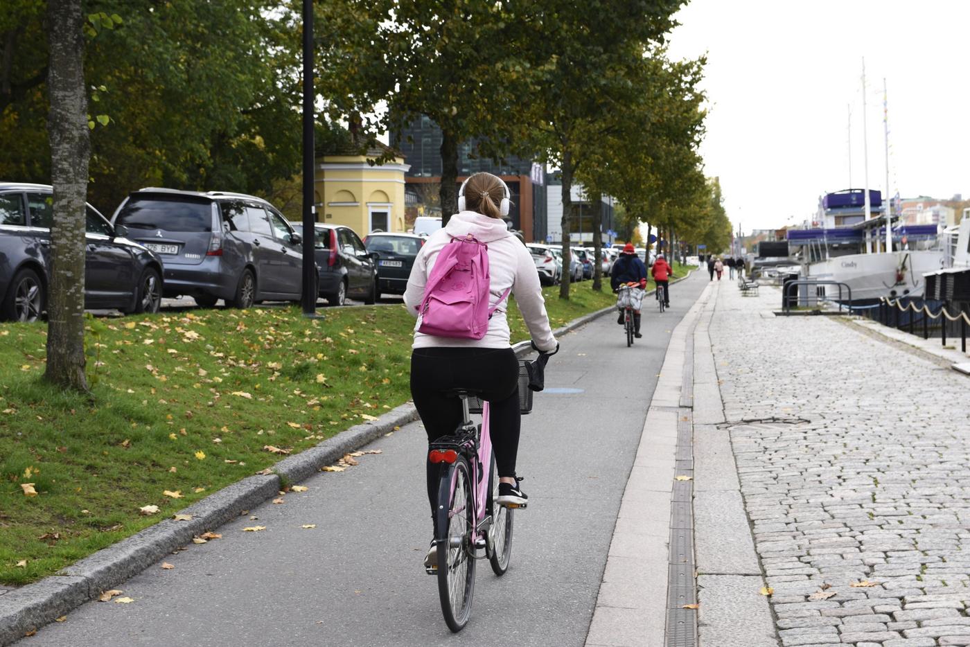 cyklist på cykelväg