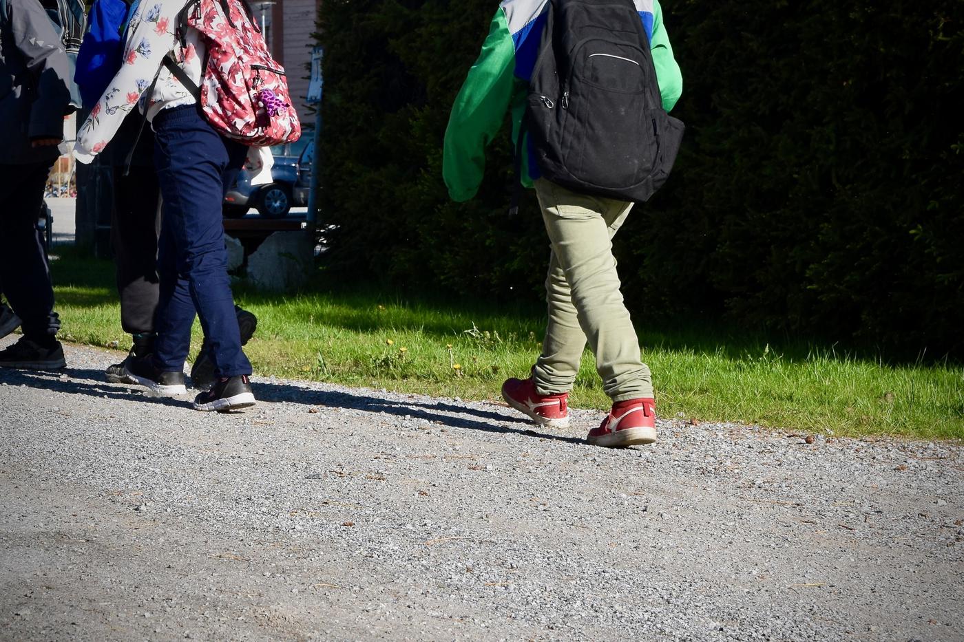 Barn som promenerar.