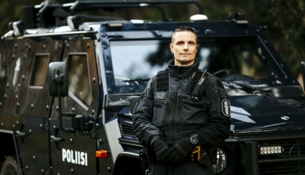 En polis framför en bil
