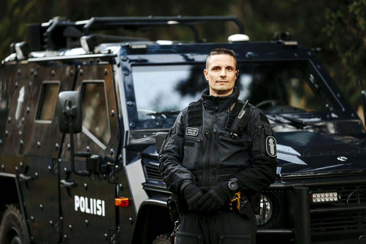 En polis framför en bil