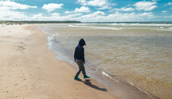 Ett barn på en strand.