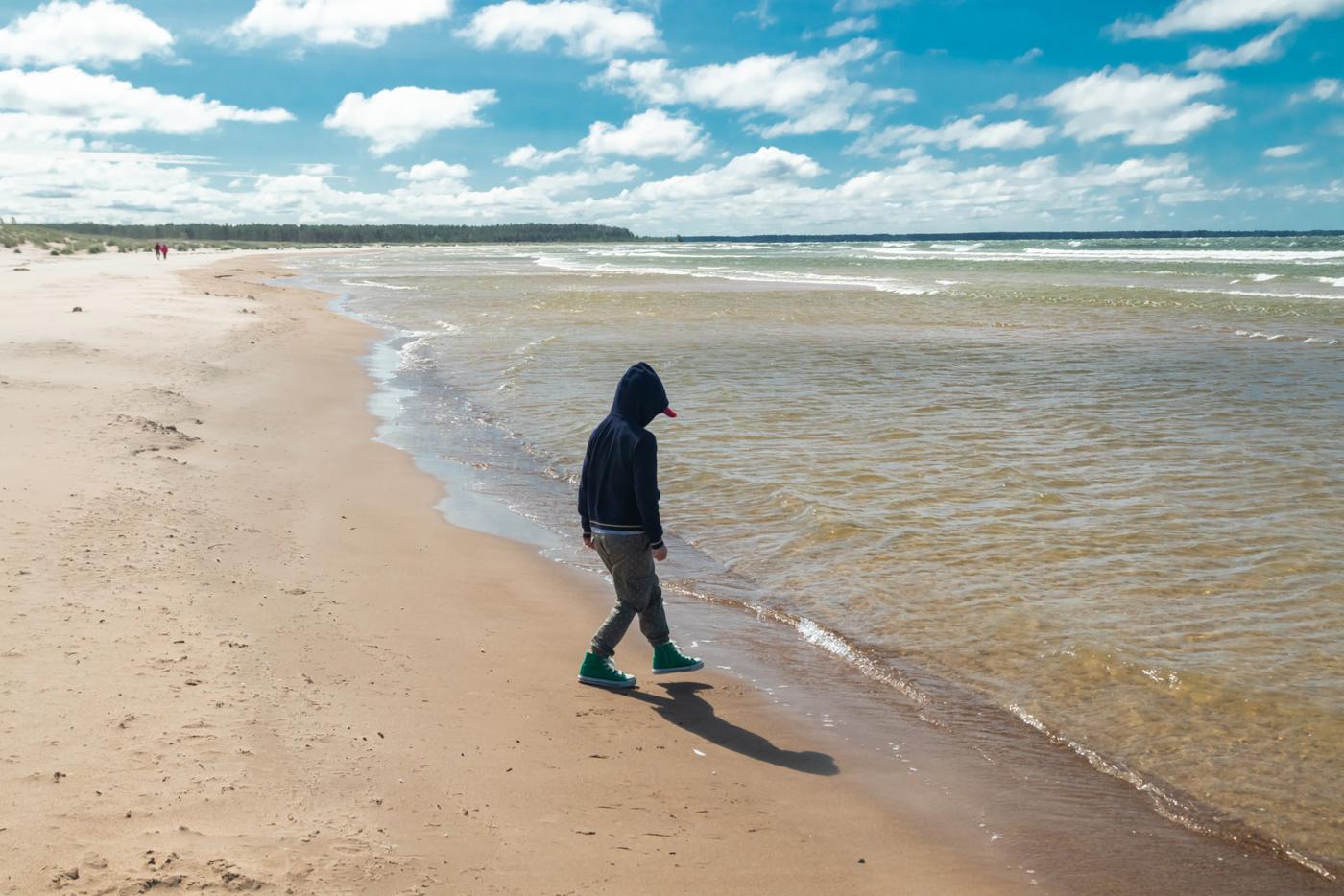 Ett barn på en strand.