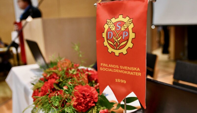 Ett bordsstandard och blommor.