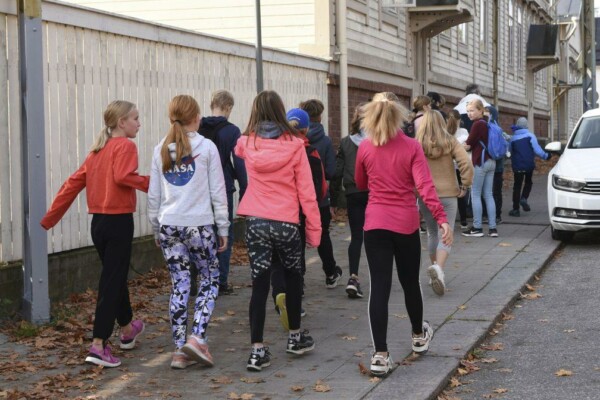 Skolbarn på väg till skola