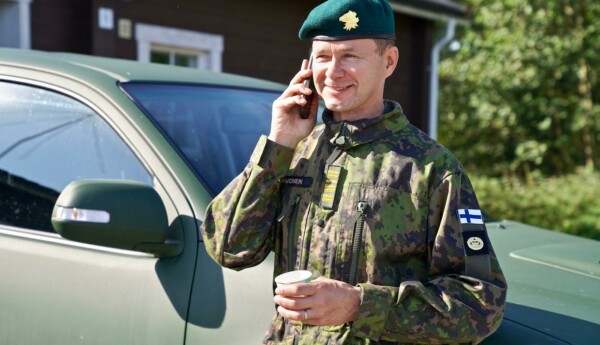En militärman i telefon