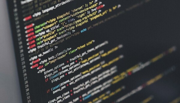 datorskärm fylld med rader av tecken