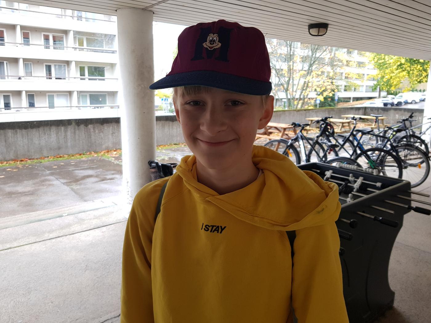 pojke i gul tröja