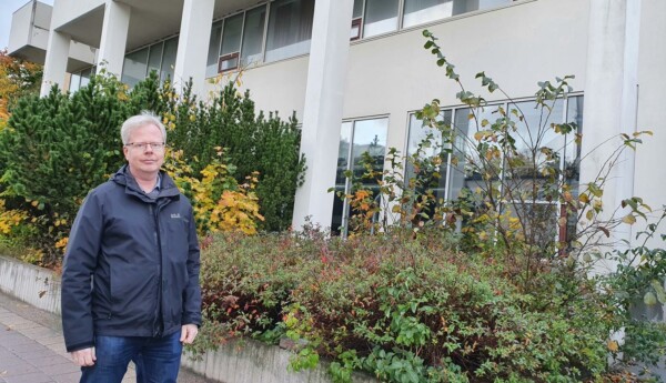 Lars Nyberg framför L-flygeln vid Smedsgatan 1.