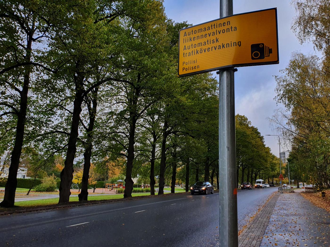 En skylt som varnar för automatisk trafikövervakning.