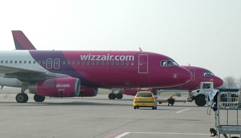 wizzairs flygplan på en flygplats