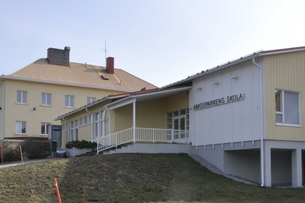 Skolbyggnad i två gula huskroppar