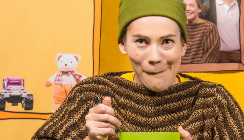 kvinna utklädd till pojke