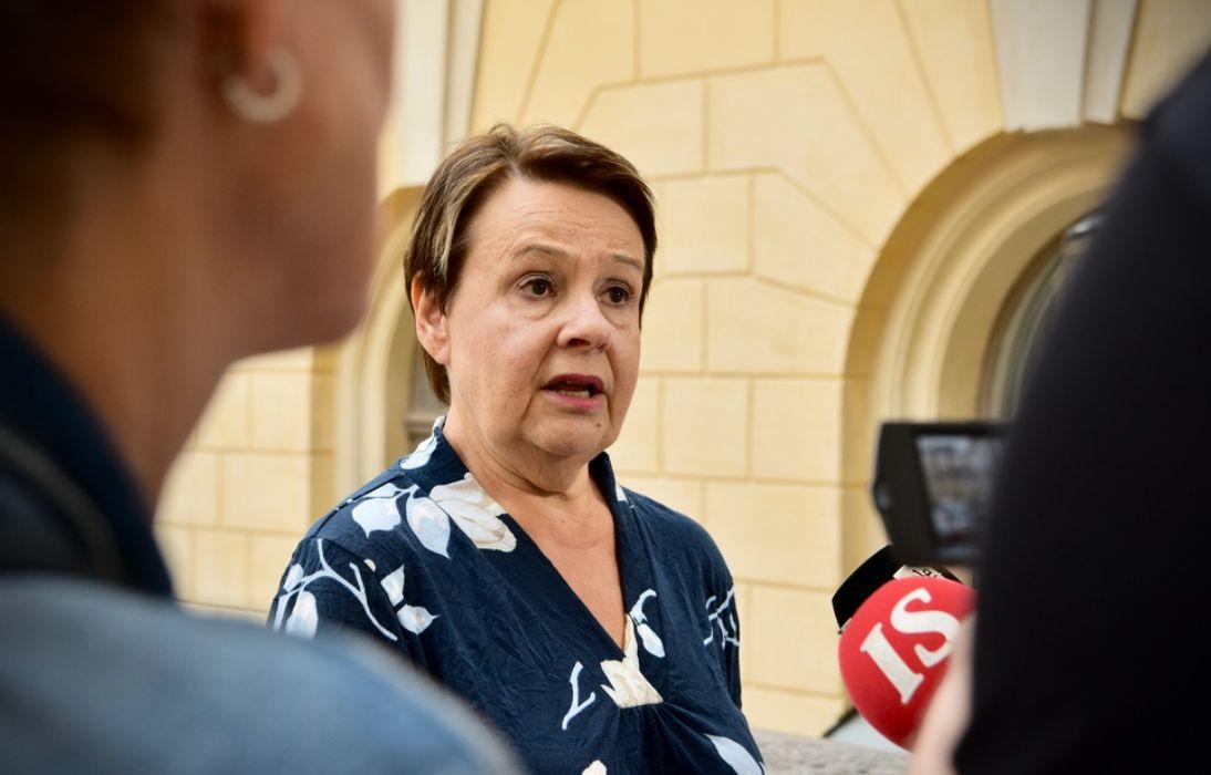 en kvinna framför en mikrofon