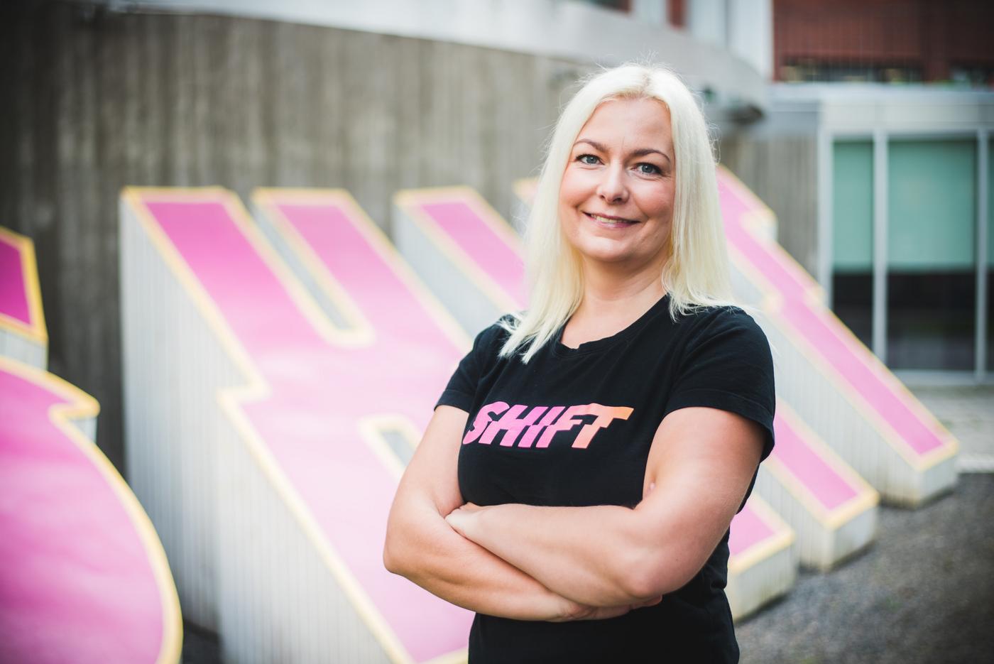 blond dam i svart t-skjorta