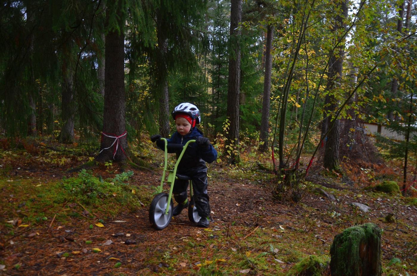 en pojke på en sparkcykel