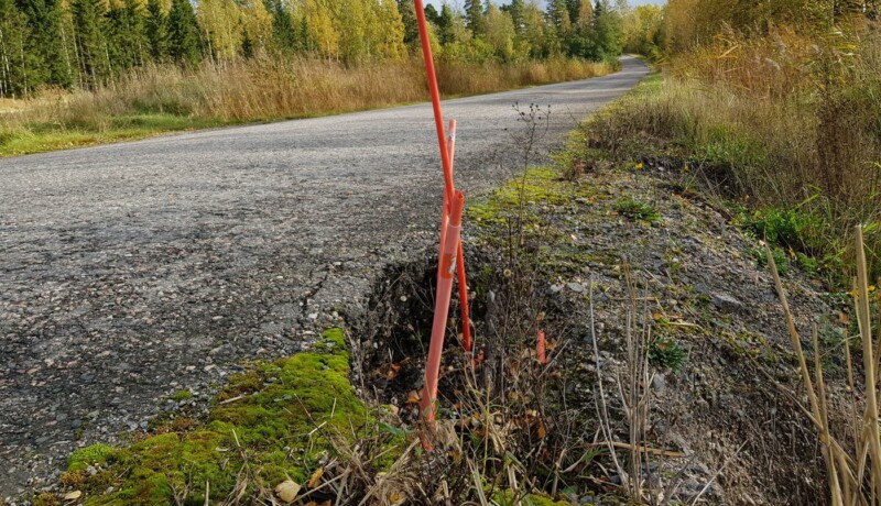 ett hål vid kanten av en asfalterad väg