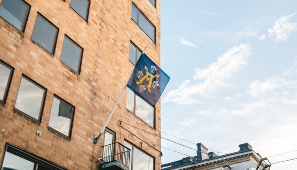 Åbo stads vapen på flagga på fasad