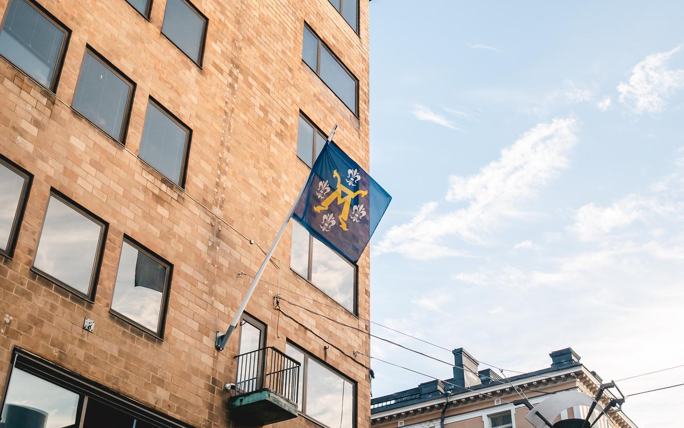 Åbo stads vapen på flagga på fasad