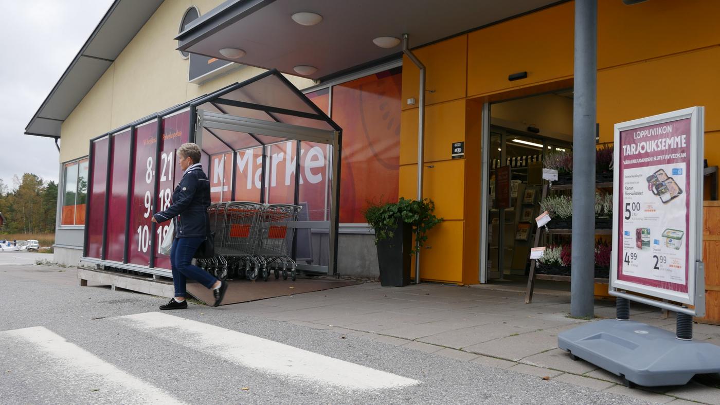 kvinna går ut från en matbutik