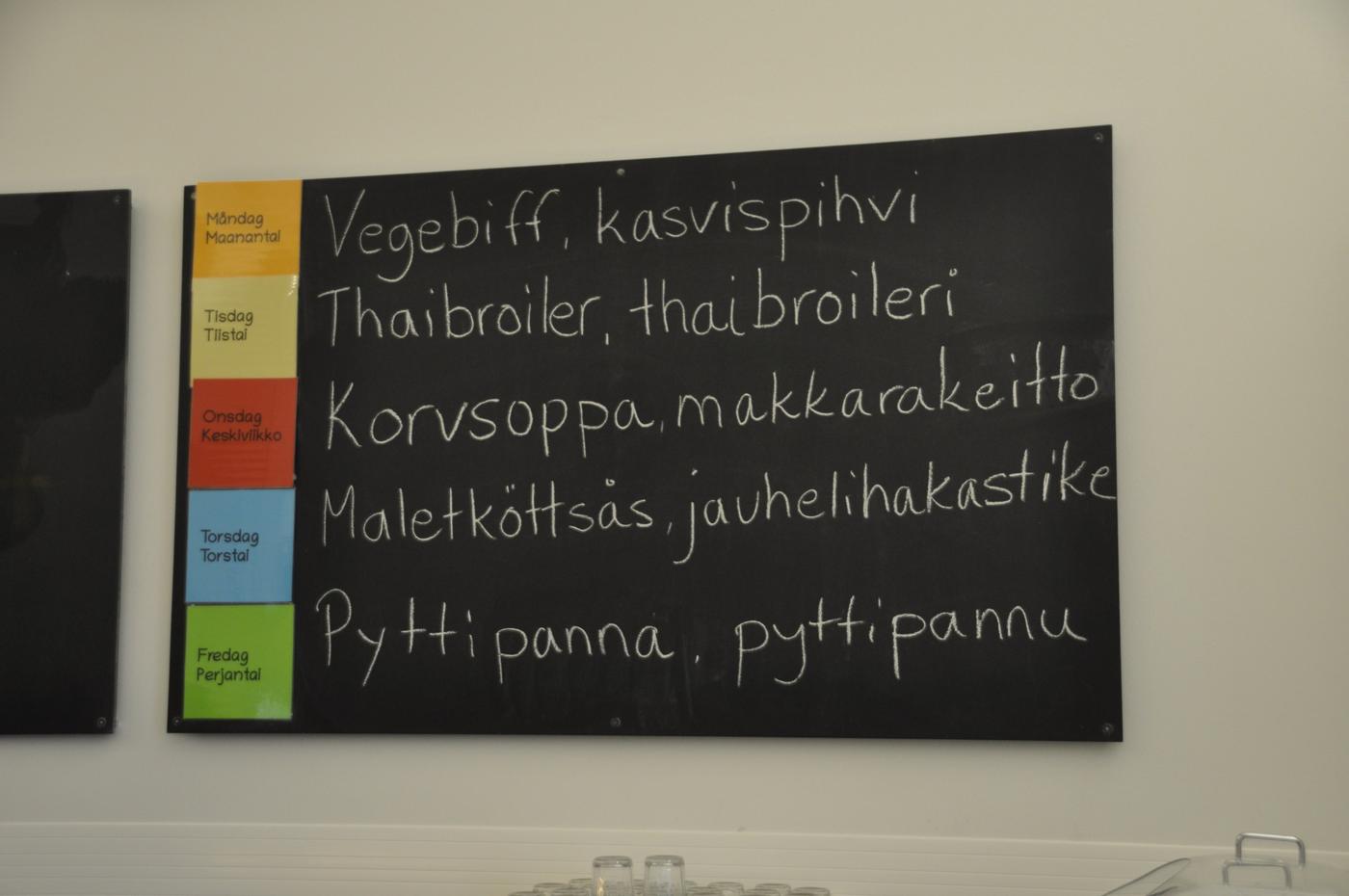 En svart tavla där alla veckans rätter finns listade