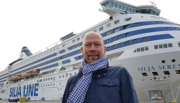 Karvonen framför m/s Silja Serenade.