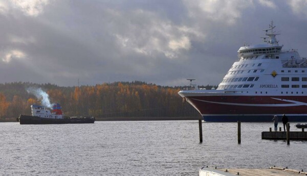 Amorella bogseras in i Åbo hamn