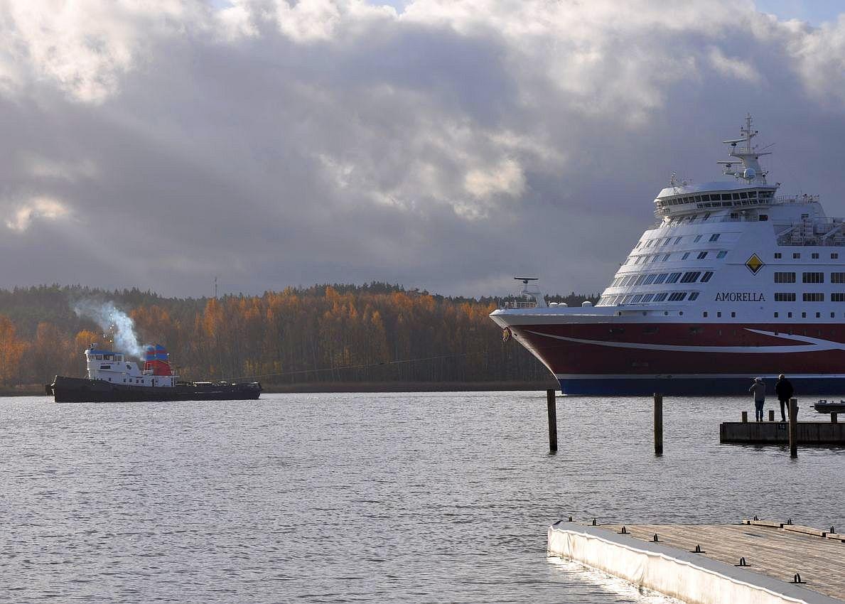 Amorella bogseras in i Åbo hamn