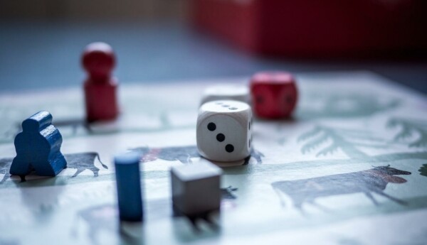 Tärningar och spelpjäser