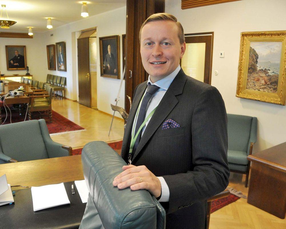 Kostymklädd man i mötesrum