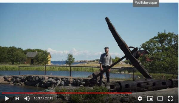 man står oå klippa i skärgården