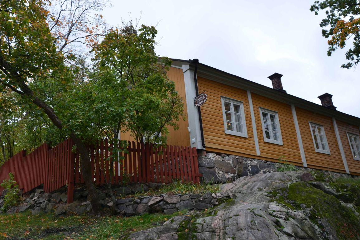 Gammalt trähus på bergsknall