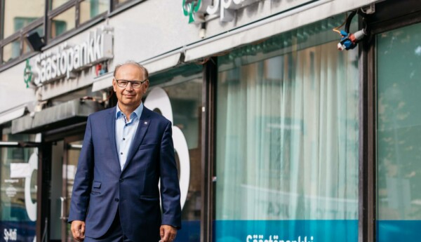 kostymklädd herre utanför sparbank