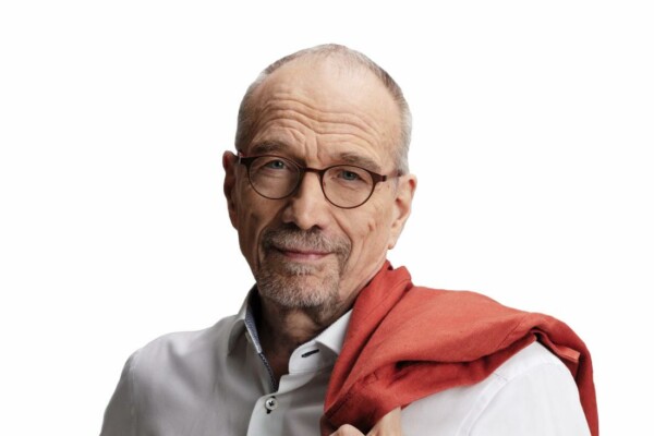 äldre man med intelligent blick