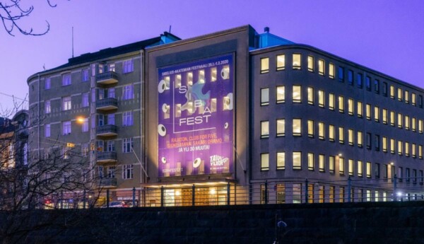 ett hus i mörkret