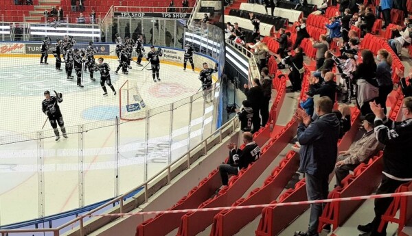 hockeyspelare firar seger efter matchen