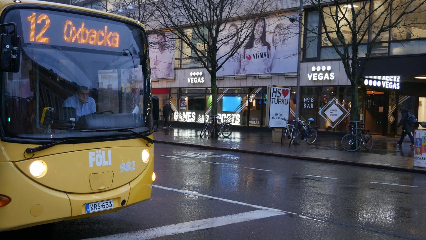 en bussförare sitter bakom ratten i en korsning