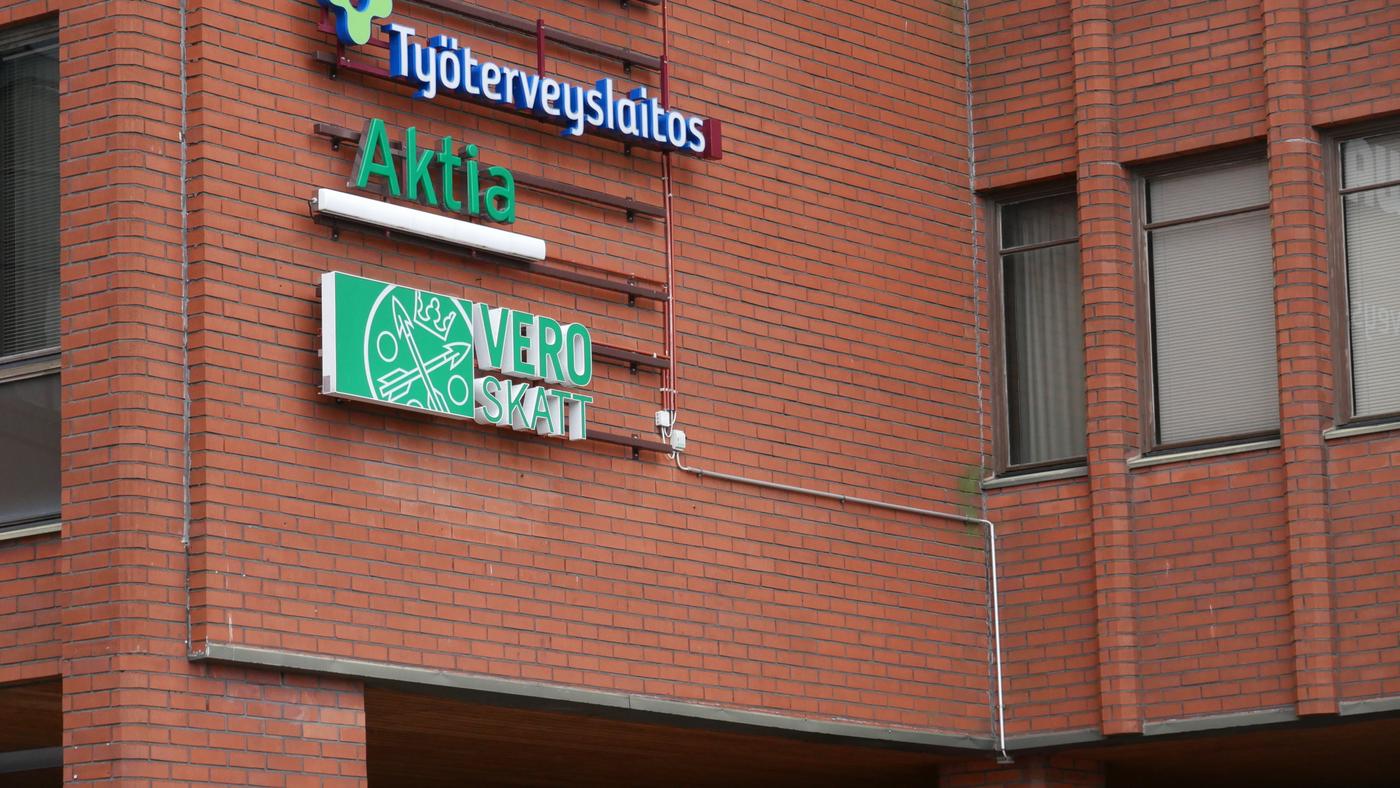 VERO-SKATT-skylt på röd tegelvägg