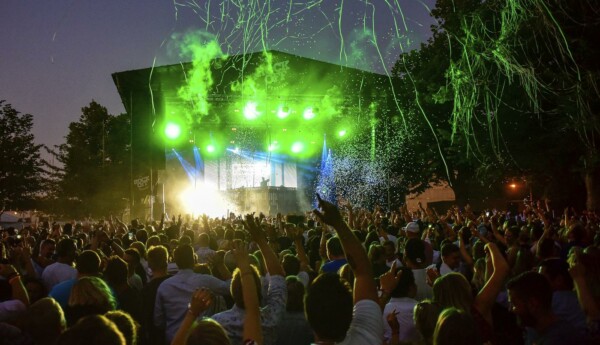 festivalpublik och fyrverkerier