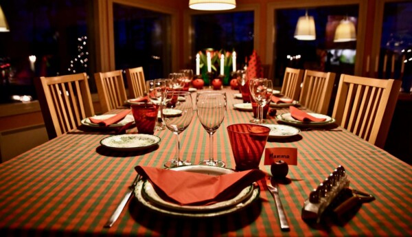 ett juldokat bord