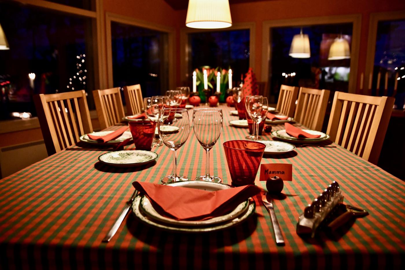 ett juldokat bord