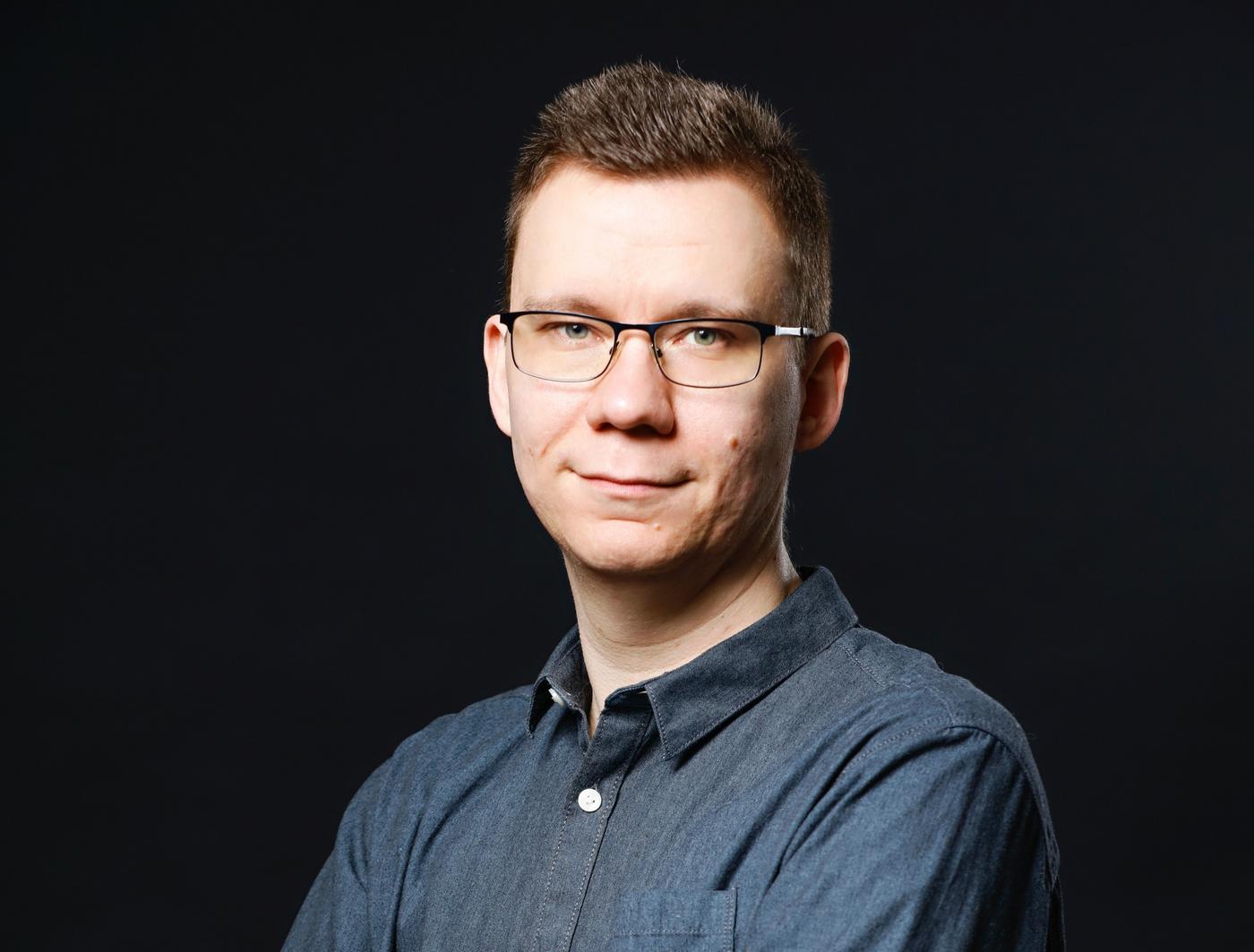en porträttbild av en man med glasögon