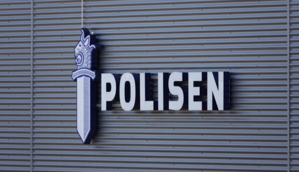 text på vägg: "polisen"