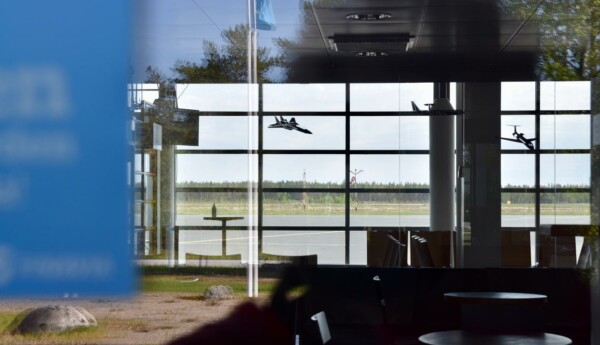 ett flygfält sett genom ett fönster